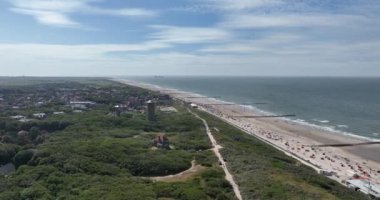 Domburg, Zeeland, sahil ve şehir üzerinde hava manzarası. Kuzey denizi boyunca su kulesi. Hollanda 'da. Yaz zamanı hedefi.