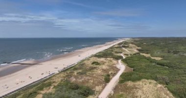 Domburg, Zeeland, sahil ve şehir üzerinde hava manzarası. Kuzey denizi boyunca su kulesi. Hollanda 'da. Yaz zamanı hedefi.