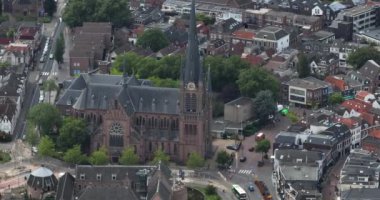 Woerden, Utrecht, Hollanda tarihi şehir merkezi ve katedrali. Hava aracı videosu.