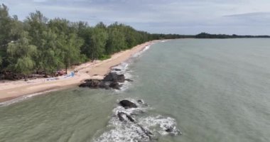 Tayland kıyısı, okyanus manzaralı. Hava aracı videosu. Yaz kumsalı.
