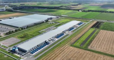 Veri merkezi, bilgisayar ve internet teknolojisi altyapısı. Hava aracı görünümü.