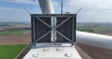 Hollanda kırsalındaki rüzgar türbininin yakın görüntüsü. Rüzgar tarafından sürdürülebilir enerji üretimi