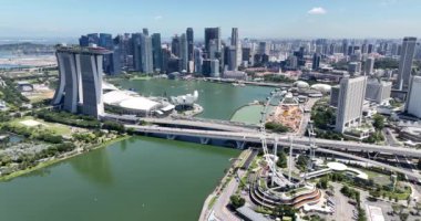 Singapur silueti, Souteah asia, Marina Körfezi ve şehir manzarası. Hava aracı videosu.