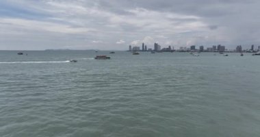 Tayland, Pattaya sahilinin önünde bir tur teknesi. Hava aracı videosu.