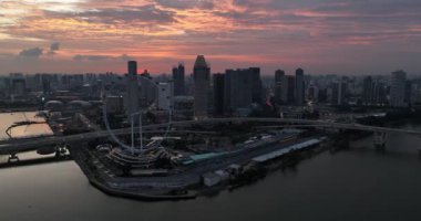 Marina Körfezi, Merkez Bölgesi, Singapur, 4 Temmuz 2024 Marina Körfezi Pisti ve dönme dolap. Hava aracı videosu.