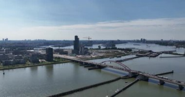 Amsterdam Sluisbuurt, Zeeburgereiland, Amsterdam, Hollanda 'daki yeni inşa edilmiş binaların insansız hava aracı videosu..