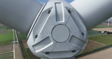 Rüzgar türbinine yakın görüş, yeşil enerji, sürdürülebilir temiz elektrik üretimi. Hava aracı videosu.