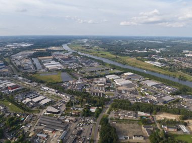 Venlo iş parkı, Ubroek, Maas nehri boyunca Venlo ticaret limanı. Hava aracı videosu