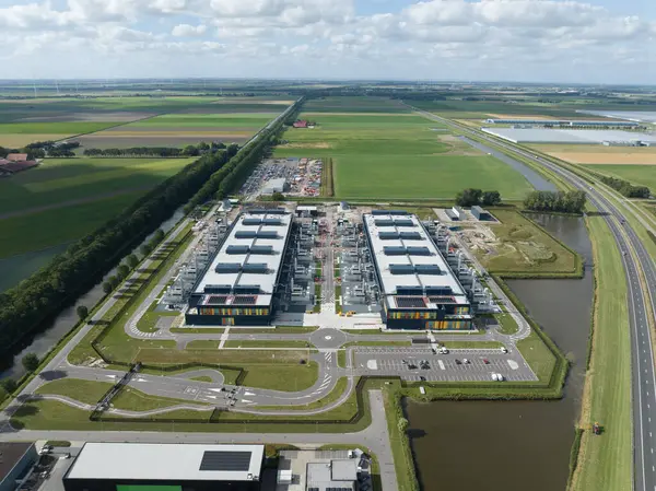 Veri merkezi dijital internet ve veri altyapısı. Hava aracı görünümü.