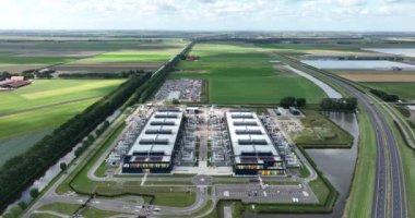 Veri merkezi teknoloji altyapısı, internet ve bilgi teknolojisi binaları. Hava aracı videosu.