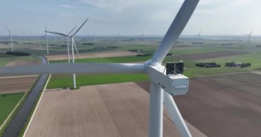 Rüzgar türbini, rüzgar değirmeni, yeşil sürdürülebilir enerji. Rüzgâr gücüyle elektrik üretimi. Hava aracı görünümü.
