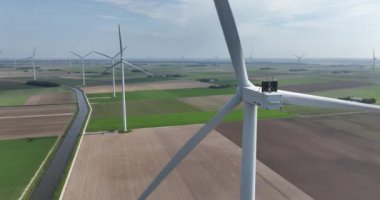 Rüzgar parkında büyük bir rüzgar türbini, Hollanda 'da sürdürülebilir enerji üretimi. Hava aracı videosu.