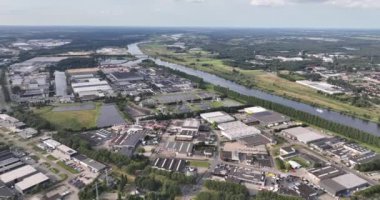 Venlo iş parkı, Ubroek, Maas nehri boyunca Venlo ticaret limanı. Hava aracı videosu