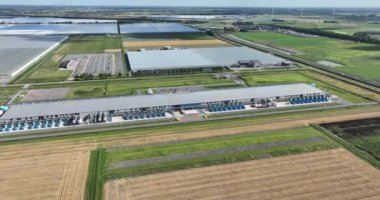 Veri merkezi, bilgisayar merkezi, büyük veriler için altyapı ve yapay zeka. Hava aracı videosu.