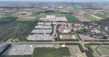 Hollanda, Biddinghuizen 'de kamp alanı da dahil olmak üzere yaz müzik festivali. Hava aracı videosu.