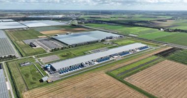 Hollanda 'daki bir veri merkezi binasının dış görüntüsü. Bilgi işlem altyapısı. Hava aracı videosu.