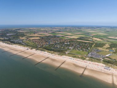 Zeeland 'deki plaj, yaz günü, tatil ve turizm. Hava aracı görünümü.