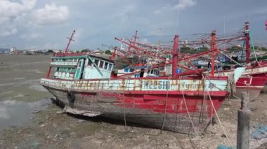 Tayland 'da bir rıhtım boyunca geleneksel balıkçı gemileri. Kuru rıhtım.