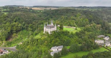 Veves Şatosu, Belçika 'nın Namur ilindeki Houyet Kalesi. Hava aracı videosu.