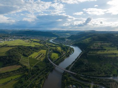 Saar Nehri üzerindeki hava manzarası Saarland bölgesindeki güzel tepe manzarası. Hava aracı fotoğrafı..