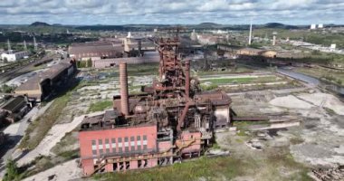 Charleroi, Belçika 'daki Çelik fabrikasının hava aracı görüntüsü..