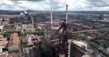 Metal üretim tesisi, patlama fırını, Dillingen Saar, Almanya. Çelik işi, endüstriyel üretim. Hava aracı videosu.