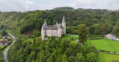 Veves Kalesi - Le Chateau de Veves, Dinant, Belçika. Hava aracı videosu.