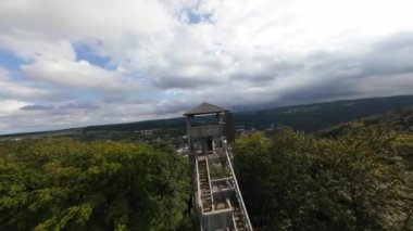 Belçika 'nın Bouillon kasabasındaki panoramik manzara kulesi insansız hava aracı görüntüsünü ortaya çıkarıyor..