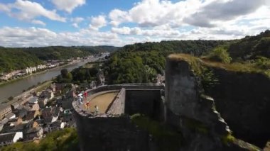 DInant, Belçika, kilise kalesi ve evler üzerinde uçan FPV insansız hava aracı videosu. Hava aracı videosu.