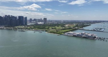 Tekne terminali, Marina Körfezi ve Singapur ufuk çizgisi. Hava aracı videosu.