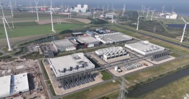 Eemshaven 'daki büyük veri merkezi, hava aracı videosu, Hollanda..