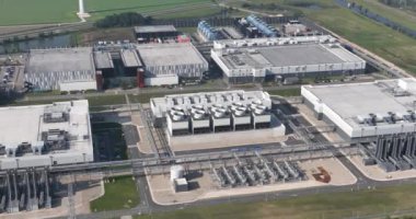 Veri merkezi, internet altyapısı, Eemshaven, Groningen, Hollanda 'da dış bina. Hava aracı videosu.