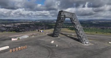 Saarpolygon, Saarland, Saarland 'daki Saar Polygon, Saarland' daki kömür madenciliği endüstrisinin anısına dikilmiş bir anıttır. Hava aracı videosu.