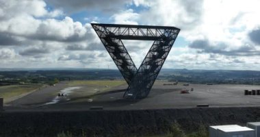 Saarpolygon, Saarland, Saarland 'daki Saar Polygon, Saarland' daki kömür madenciliği endüstrisinin anısına dikilmiş bir anıttır. Hava aracı videosu.