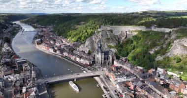 Dinant, Belçika, Kale ve Nehir köyünün hava görüntüsü.