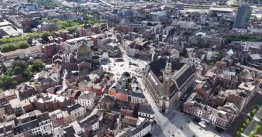 Charleroi 'nin çan kulesi, eglise Saint-Christophe de Charleroi ve Vauban Meydanı' ndaki belediye binası. Hava görünümü.