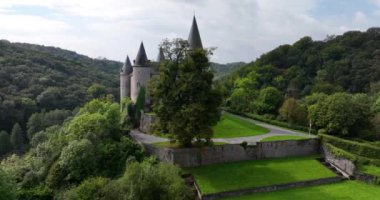 Veves Kalesi - Le Chateau de Veves, Dinant, Belçika. Hava aracı videosu.