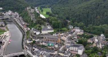 Belçika, Bouillon 'da hava aracı görüntüsü. Ardennes 'teki turistik köy. Semois nehri ve şehir manzarası.