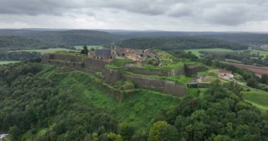 Ardennes, Fransa, Montmedy Kalesi 'nde tarihi manzaralar. Hava Genel Görünümü.