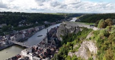 Dinant, Belçika, Kale ve Nehir köyünün hava görüntüsü.