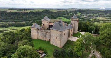 Sanat koleksiyonları ve yerel tarihle ünlü bir tepedeki ortaçağ şatosunu restore etti. Malbrouck Kalesi. Hava aracı videosu.