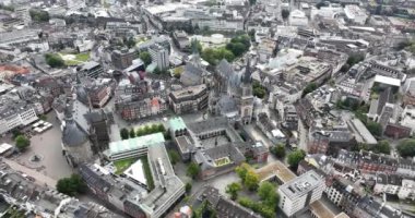 Almanya 'nın Aachen kentindeki belediye binası ve katedral. Hava aracı videosu.