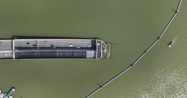 Suyun altından geçen bir otoban tünelinin, Amsterdam, Hollanda, Altyapı Yolu 'ndaki su kemerinin havadan aşağı insansız hava aracı videosu..
