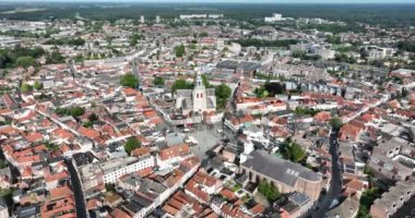 Hollanda 'nın Bergen op Zoom kentindeki Katedral ve Merkez Meydanı. Hava aracı videosu.
