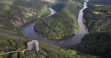 Saarschleife, Saar Nehri ve Cloef gözcüleri. Panoramik bakış açısı. Hava aracı videosu.