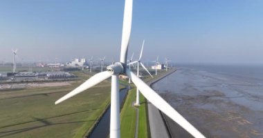 Büyük rüzgar türbini, rüzgar değirmeni, Hollanda, Eemshaven 'da sürdürülebilir enerji üretimi. Hava aracı videosu.