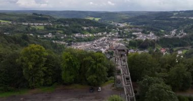 Belçika, Bouillon 'daki gözetleme kulesinde hava turu. Panoramik şehir manzarası ve Semois nehri. FPV drone videosu.