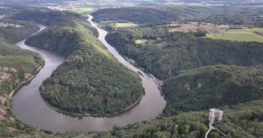 Saarschleife, Saar Nehri ve Cloef gözcüleri. Panoramik bakış açısı. Hava aracı videosu.
