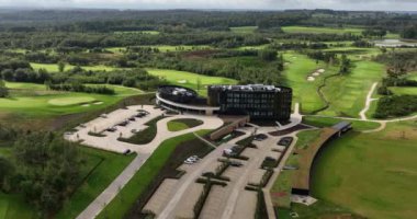 Arlon, Lüksemburg, Belçika, 10 Eylül 2024 doğanın kalbinde 4 yıldızlı bir spa oteli. Otel Bois d Arlon ve etrafında golf sahası var. Hava görünümü.