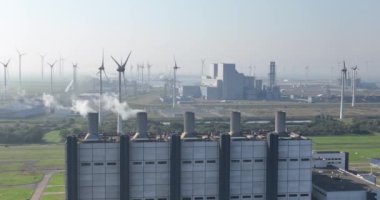 Hollanda, Eemshaven 'da enerji santrali kurdular. Hava aracı videosu.
